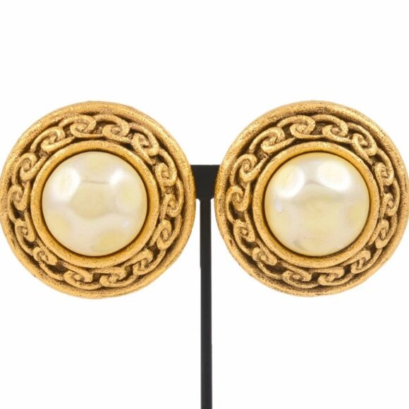 CHANEL Pearl Round Vintage Clip-On Earrings Gold Tone 2529 Auth